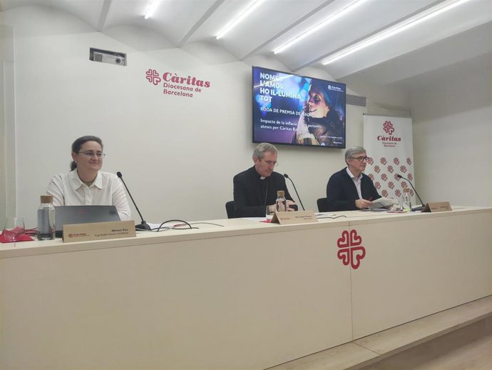 La jefa de análisis social e incidencia de Critas Barcelona, Miriam Feu, el obispo auxiliar de la archidiócesis de Barcelona, Javier Vilanova, y el director de la entidad, Salvador Busquets