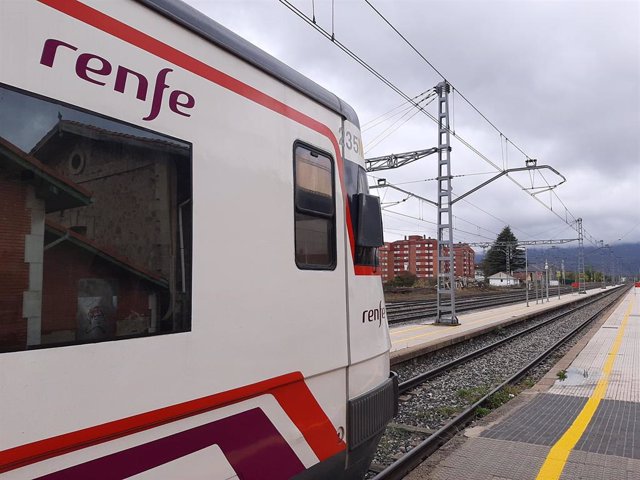 Archivo - Tren de Renfe en la estación de Reinosa (Navarra)