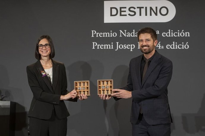 Archivo - Los periodistas Inés Martín Rodrigo y Antoni Cruanyes i Plana posan con sus premios durante el acto de celebración del Premio Nadal de novela y del Premi Josep Pla de prosa en lengua catalana en el Hotel Palace, a 6 de enero de 2022, en Barcel