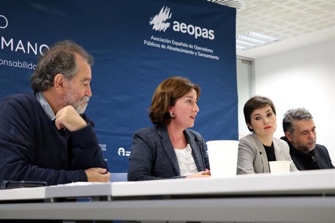 María Sánchez, en el centro, durante la celebración de la asamblea de la Asociación Española de Operadores Públicos de Abastecimiento y Saneamiento (AEOPAS).