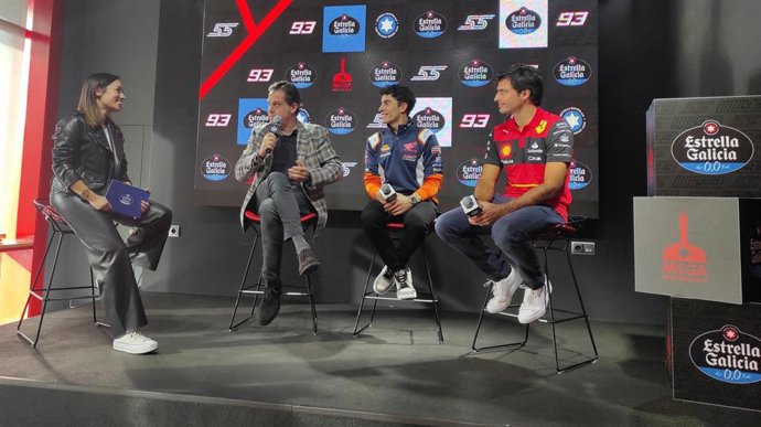 El piloto de MotoGP Marc Márquez (Repsol Honda) y el piloto de Fórmula 1 Carlos Sainz (Ferrari) en su visita a MEGA (Museo Estrella Galicia) en A Coruña