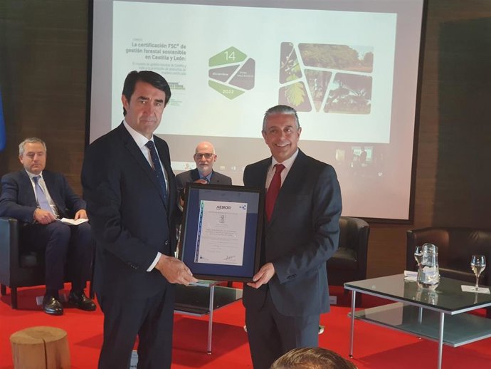 El consejero de Medio Ambiente (izda) recibe el sello que acredita la gestión forestal sostenible en CyL