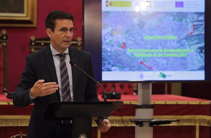 El alcalde de Granada, Francisco Cuenca, en rueda de prensa.