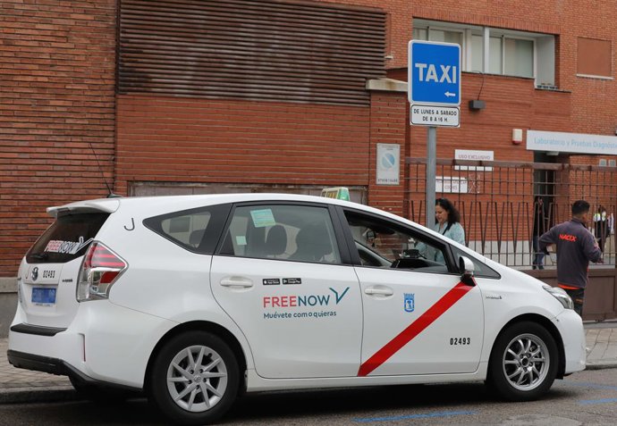 Archivo - Un taxi aparcado, a 17 de octubre de 2022, en Madrid