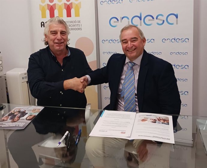 El presidente de la Asociación de Restauradores y Comerciantes de Inca (ACIRI), José Nicolau Parra, y Rafael Nicolau, en representación de Endesa Energía, tras la firma del convenio.