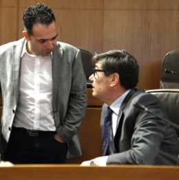 El portavoz del Partido Aragonés (PAR) en las Cortes de Aragón, Jesús Guerrero, con el presidente del PAR y vicepresidente de Aragón, Arturo Aliaga.