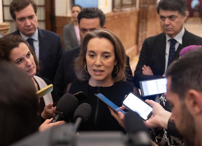 La portavoz parlamentaria del PP en el Congreso, Cuca Gamarra, ofrece declaraciones a los medios a su salida de una sesión plenaria en el Congreso de los Diputados, a 14 de diciembre de 2022, en Madrid (España). 