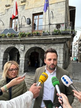 El diputado del PP en el Parlamento de Cantabria Álvaro Aguirre junto a Ana Urrestarazu, portavoz del PP en Castro Urdisles