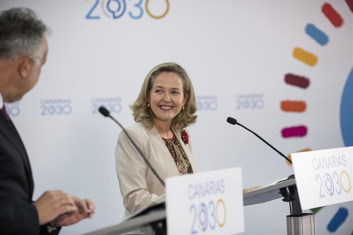 La vicepresidenta primera y ministra de Asuntos Económicos y Transformación Digital, Nadia Calviño, y el presidente del Gobierno de Canarias, Ángel Víctor Torres, durante una rueda de prensa, en la sede de Presidencia del Ejecutivo regional, a 13 de dic