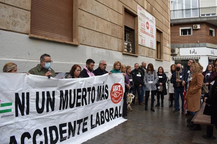 Representantes de UGT y CCOO se concentran por la muerte de un trabajador en accidente laboral.