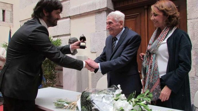 En La Fotografía Ramón Sobrino En 2018 Durante La Concesión Del Título De Hijo Predilecto De Llanes, Junto Al Alcalde, Enrique Riestra, Y La Primera Teniente De Alcalde, Marián García De La Llana.