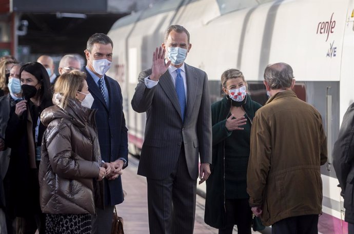 Archivo - (I-D) La ministra de Transportes, Movilidad y Agenda Urbana, Raquel Sánchez; el presidente del Gobierno, Pedro Sánchez; el Rey Felipe VI; y la vicepresidenta segunda y ministra de Trabajo y Economía Social, Yolanda Díaz, a su llegada a la esta