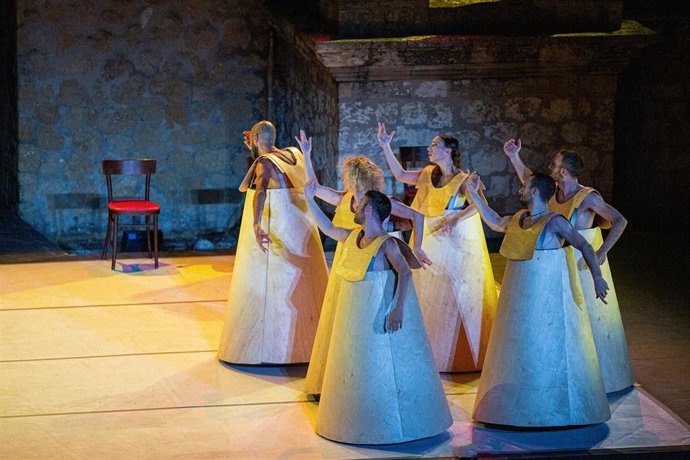 Archivo - El Teatro Alhambra presenta 'Les vieux' de la compañía Teatro del Velador.