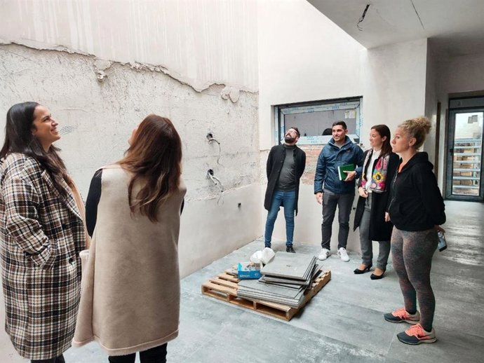 Casanueva (2 dcha.) en una de las viviendas de El Carpio en las que se ejecutan obras de rehabilitación.