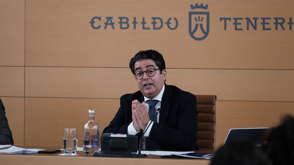 Archivo - El presidente del Cabildo de Tenerife, Pedro Martín, en un Pleno de la corporación