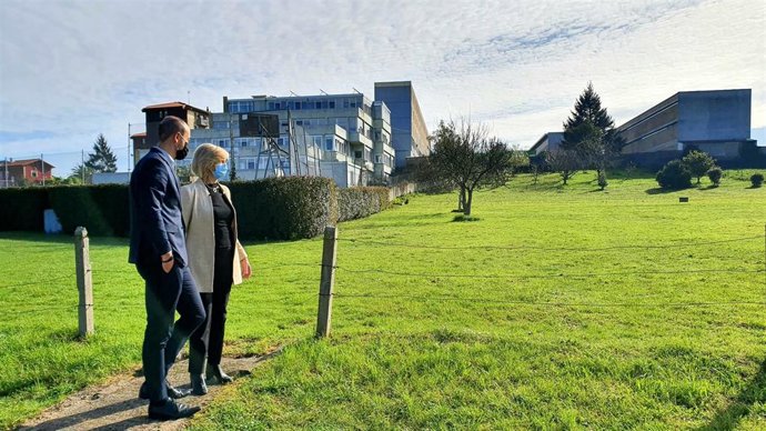 El alcalde, Javier López Estrada, y la consejera de Educación, Marina Lombó, en la parcela en la que se construirá el conservatorio