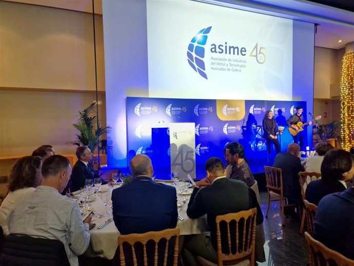 Enrique Mallón durante la actuación de Guadi Galego en el 45 aniversario de Asime.