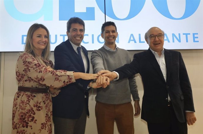 El presidente de la Diputación de Alicante, Carlos Mazón; el presidente de Hosbec, Federico Fuster; el expresidente de la patronal hotelera, Toni Mayor; y la secretaria general de la entidad, Nuria Montes