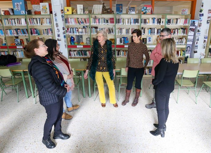 La consejera de Educación y FP, Marina Lombó, en el instituto Alberto Pico de Santander