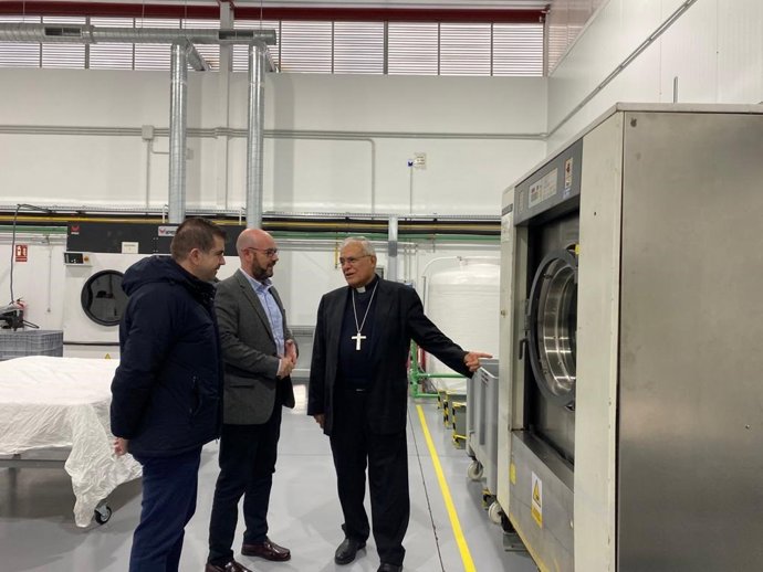 Demetrio Fernández (dcha.) y Salvador Ruiz (izda.), durante la visita a Jordán Lavandería.