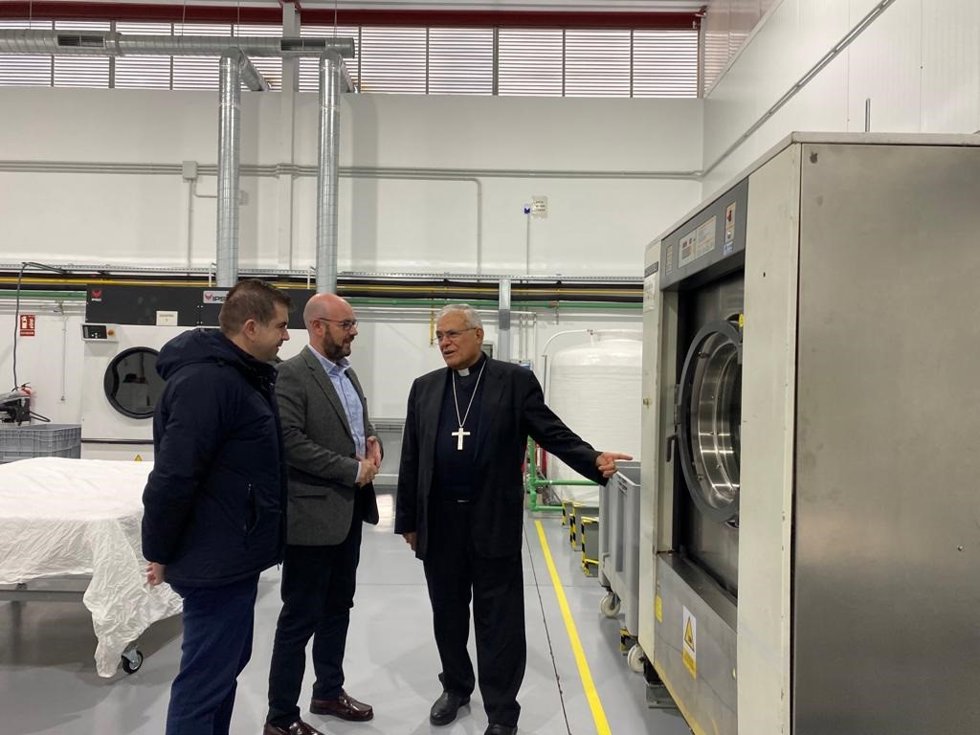 Demetrio Fernández (dcha.) y Salvador Ruiz (izda.), durante la visita a Jordán Lavandería.