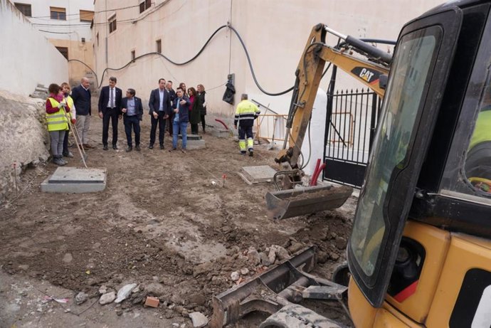El delegado del Gobierno de España en Andalucía, Pedro Fernández, visita obras en Zurgena (Almería).