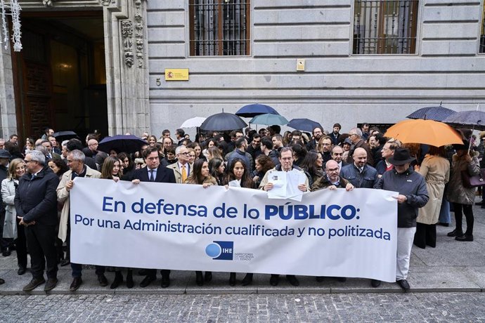Varios inspectores de Hacienda con una pancarta en la que se lee: 'En defensa de los público', durante una manifestación ante la puerta del Ministerio de Hacienda y Función Pública, a 14 de diciembre de 2022, en Madrid (España). La Asociación de Inspect