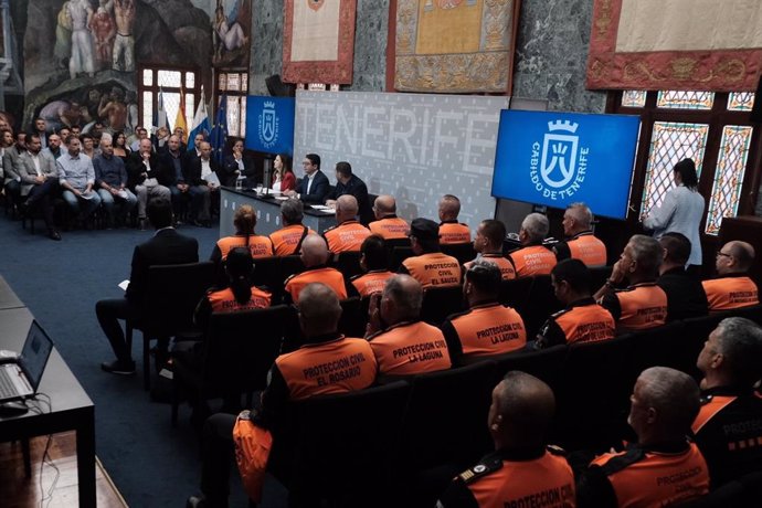 Reconocimiento en el Cabildo de Tenerife a miembros de Protección Civil