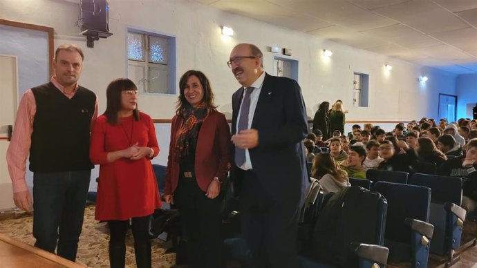 (De Izqda. A Dcha.) El Alcalde En Funciones, Joaquín Bielsa, La Diputada Susana Traver, La Directora Del Centro, Carmen Cortés, Y El Presidente De La DPT, Manuel Rando.