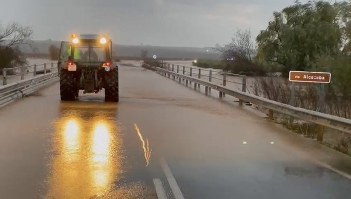 Tractor utilizado por la guardia civil para rescatar al conductor atrapado.