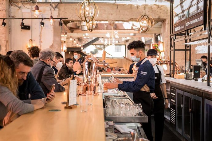 Archivo - Clientes degustan la oferta "gastro-cervecera" de Factoría Cruzcampo.