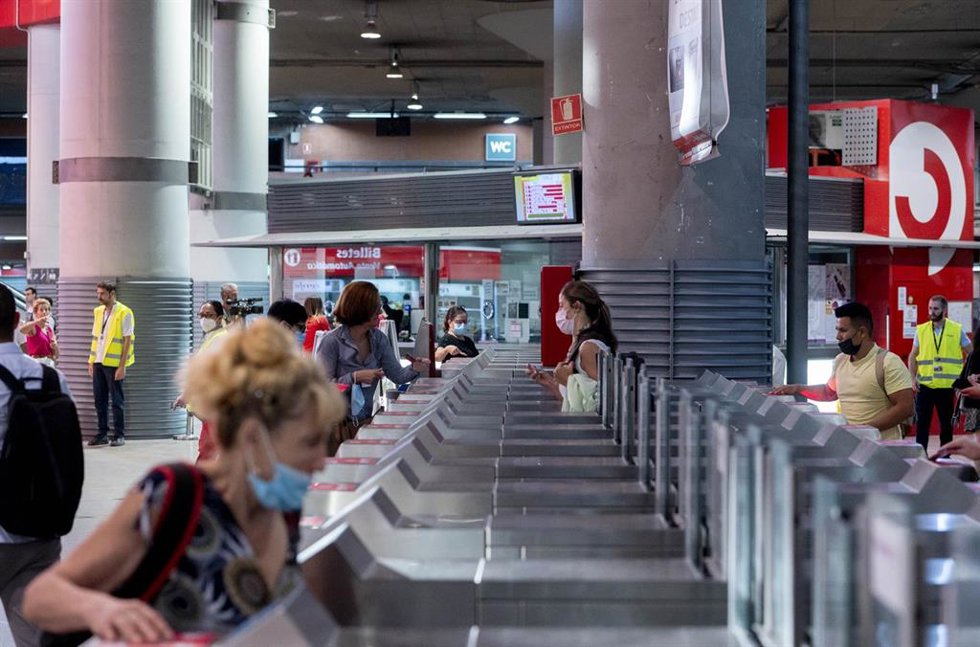 Archivo - Varios viajeros acceden a los andenes de la estación de tren de Atocha