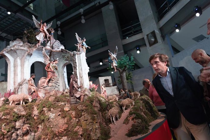 El alcalde de Madrid, José Luis Martínez-Almeida, inaugura el belén municipal instalado en el Patio de Operaciones de CentroCentro, a 24 de noviembre de 2022, en Madrid (España). 