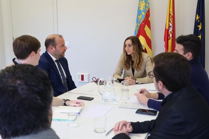 Reunión entre los consellers Miquel Mir e Isaura Navarro