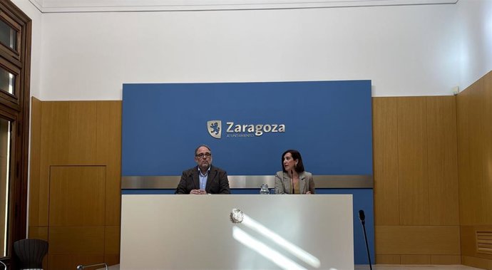 La portavoz del grupo municipal de Ciudadanos en el Ayuntamiento de Zaragoza, Sara Fernández, y el portavoz adjunto del grupo municipal Popular, Alfonso Mendoza.