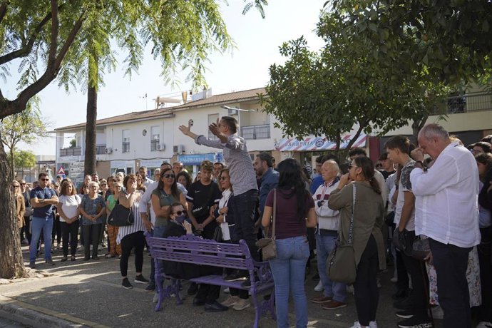 Archivo - Un familiar de la víctima, subido en un banco, realiza una protesta durante el minuto de silencio celebrado tras el crimen