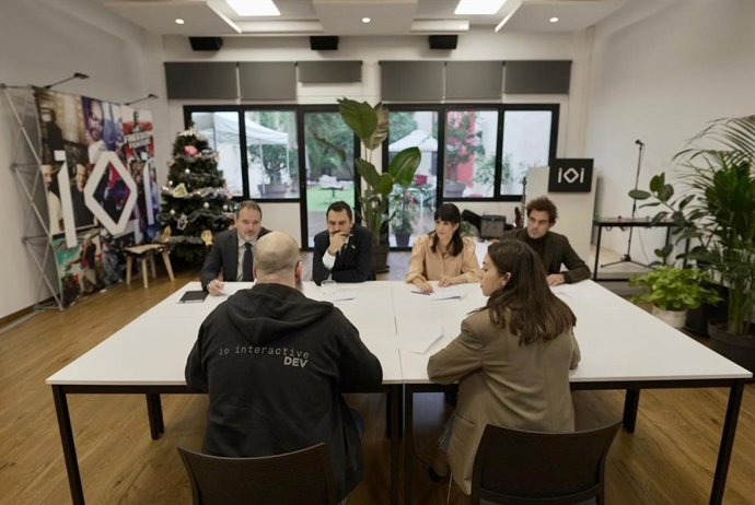 Reunió entre el conseller d'Empresa i Treball de la Generalitat, Roger Torrent, i el responsable de l'empresa a Barcelona, Eduard López