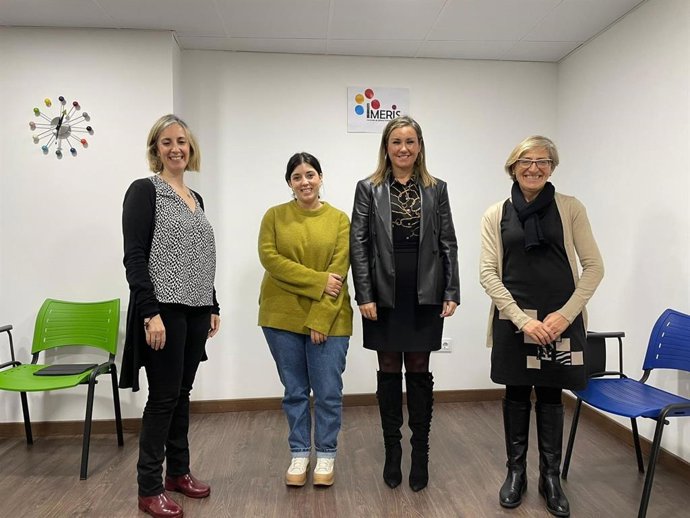 Raquel López (2 dcha.), durante su visita a la sede de la Asociación Ímeris.