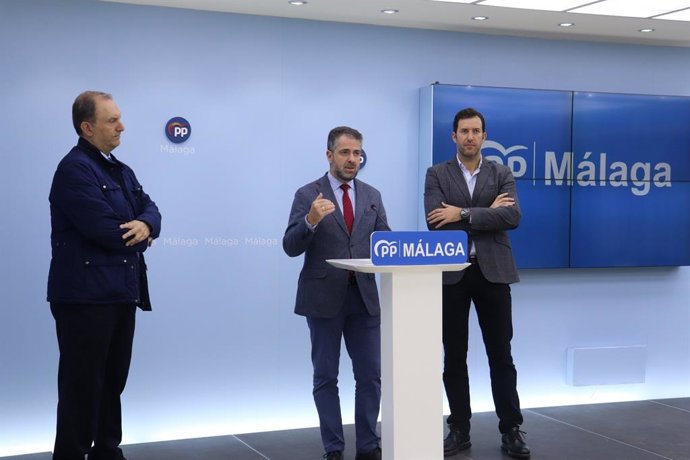 El vicesecretario de Málaga Productiva del PP de Málaga, Carlos Conde, en rueda de prensa