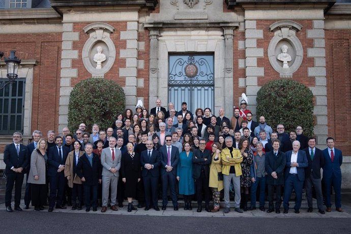 Fotografía de familia de los ganadores e invitados al acto en el Palacete Albéniz por los Premios Ondas 2022