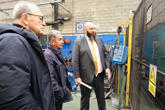 El presidente de Cantabria, Miguel Ángel Revilla, y el consejero de Industria,  Javier López Marcano, asisten a la inauguración de las nuevas instalaciones de la empresa Global Metwire Injection