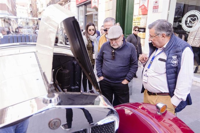 Archivo - Exposición de vehículos antiguos.