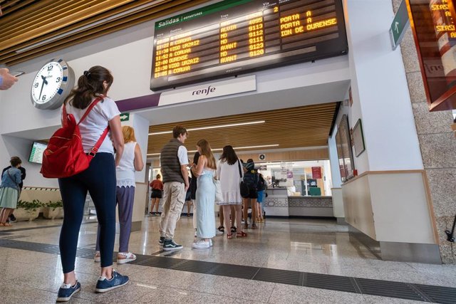 Archivo - Varias personas hacen cola para adquirir un abono gratuito en la estación de trenes, a 24  de agosto de 2022, en Santiago de Compostela, A Coruña, Galicia, (España). Los usuarios de Renfe en Galicia pueden adquirir desde hoy los abonos gratuitos