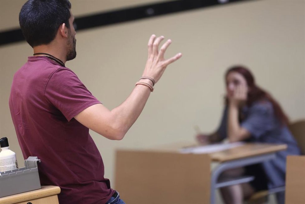 Archivo - Un profesor explica, en una imagen de archivo.