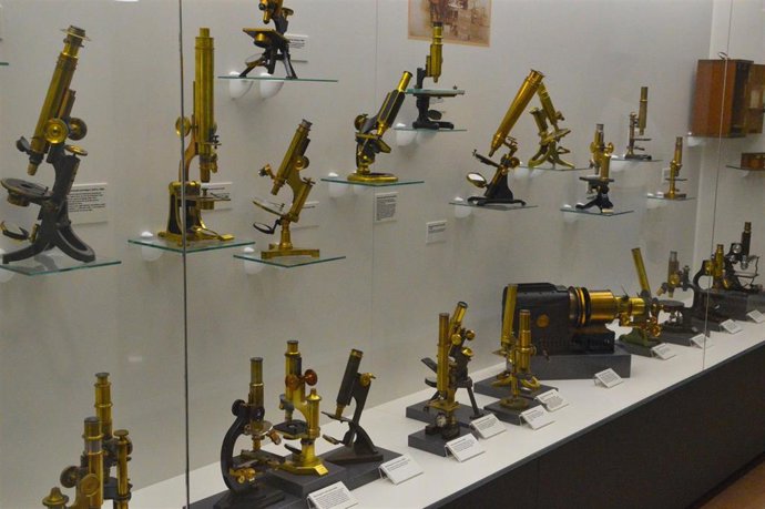 Exposición de microscopios en la Facultad de Medicina de la USAL