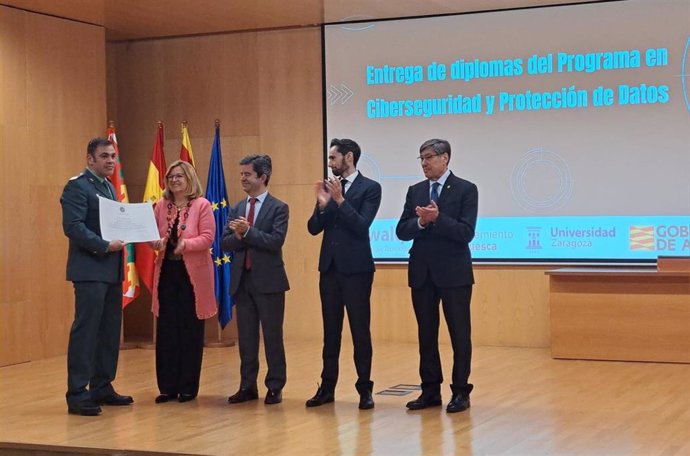 El secretario de Estado de Seguridad, Rafael Pérez, participa en el acto de entrega de los diplomas del Programa en Ciberseguridad y Protección de Datos, junto a la sudelegada del Gobierno, el alcalde de Huesca y el vicepresidente de Aragón.