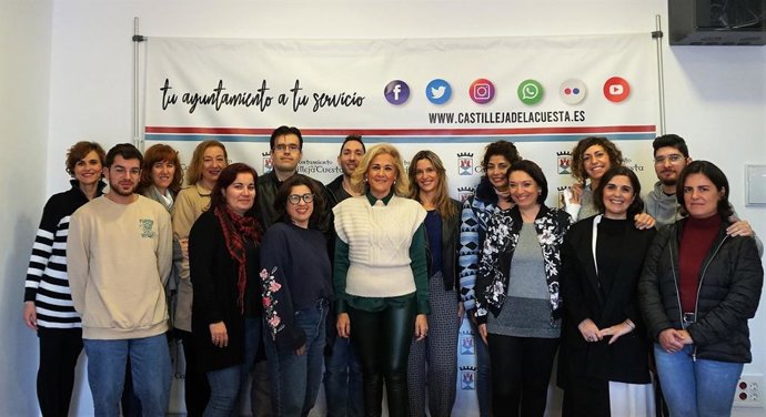 La alcaldesa de Castilleja, con los trabajadores contratados por el Ayuntamiento con fondos del Contigo.