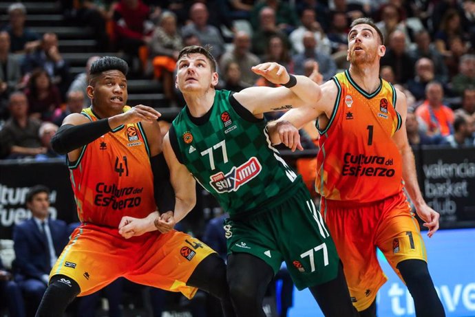 Jasiel Rivero y Víctor Claver pelean por un rebote con Arturas Gudaitis en el Valencia-Basket-Panathinaikos de la Euroliga 2022-2023