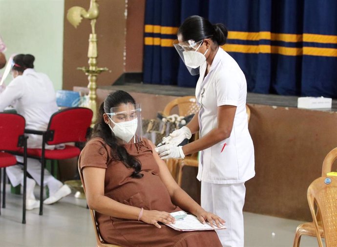 Archivo - Una embarazada recibe la vacuna contra la COVID-19 en una clínica de maternidad de Colombo (Sri Lanka), a 24 de agosto de 2021.