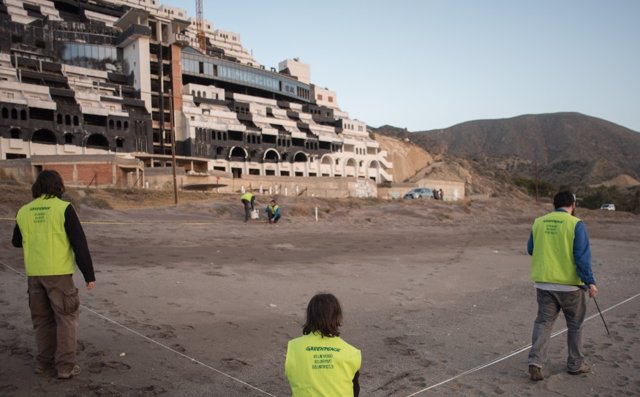 Activistas de Greenpeace frente al hotel del Algarrobico en Carboneras (Almería).